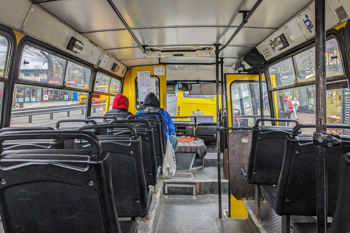 Валідатори у маршрутках Києва: коли запровадять безготівкову оплату