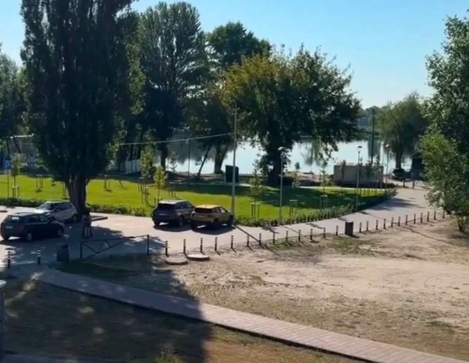 Вільнюський сквер на Оболоні: як обмежили паркування автомобілів