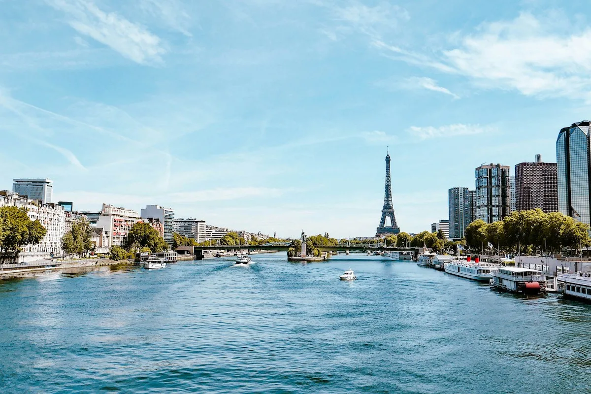 Централізована система охолодження на воді з річки: як працює в Парижі