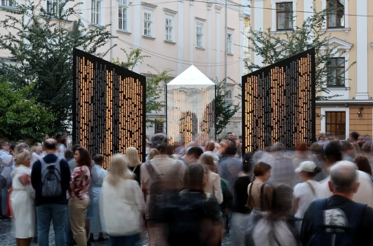 «Колони пам'яті» у Львові: пам'ятник полеглим із мобільною інсталяцією