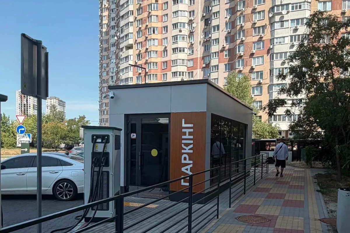 Підземний паркінг біля МакДональдса в Києві: доступ під час тривог