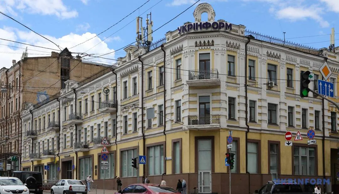 КМДА судиться з «Укрінформом» за вивіску в центрі Києва: подробиці